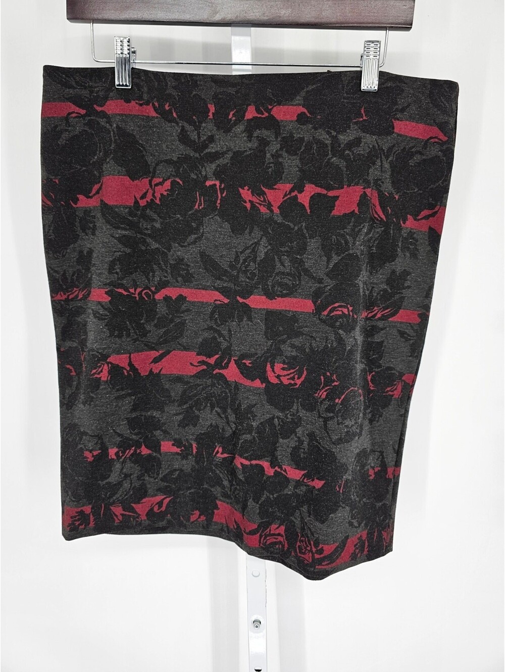 Grace Elements Womens Sz L Knee length Pencil Skirt Black Red Floral Print - Picture 1 of 3